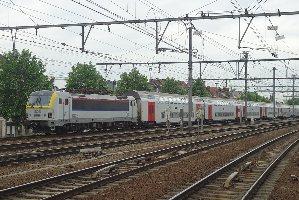 Am 21 Mai 2014 verlässt NMBS 1826 Antwerpen-Berchem.