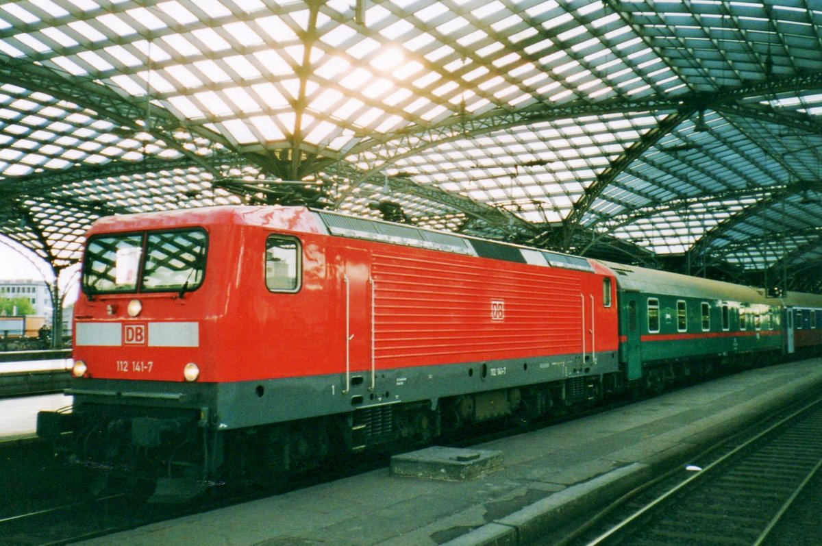 Am 21 Mai 205 steht 112 141 mit ein Nachtzug nach Minsk und Moskwa in Köln Hbf abfahrtbereit. 