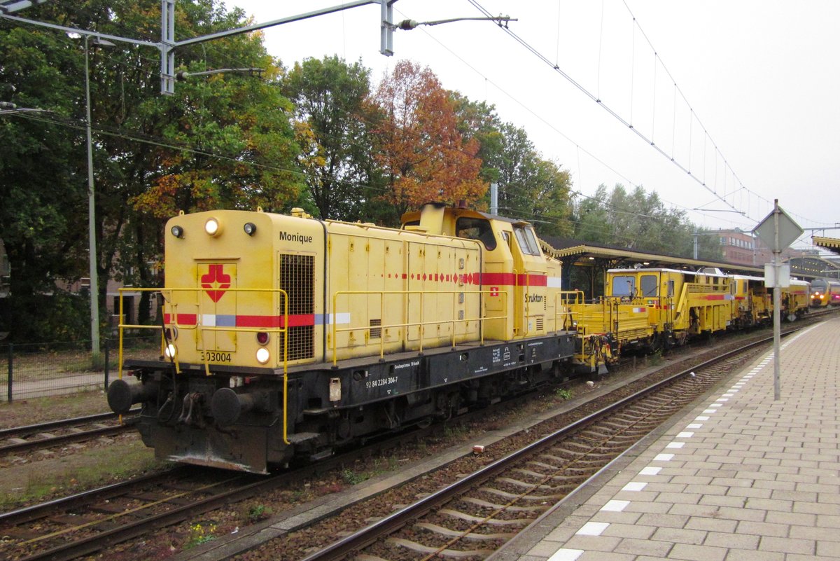 Am 21 Oktober 2012 steht Strukton 303004 mit ein Gleisbauzug in 's-Hertogenbosch.