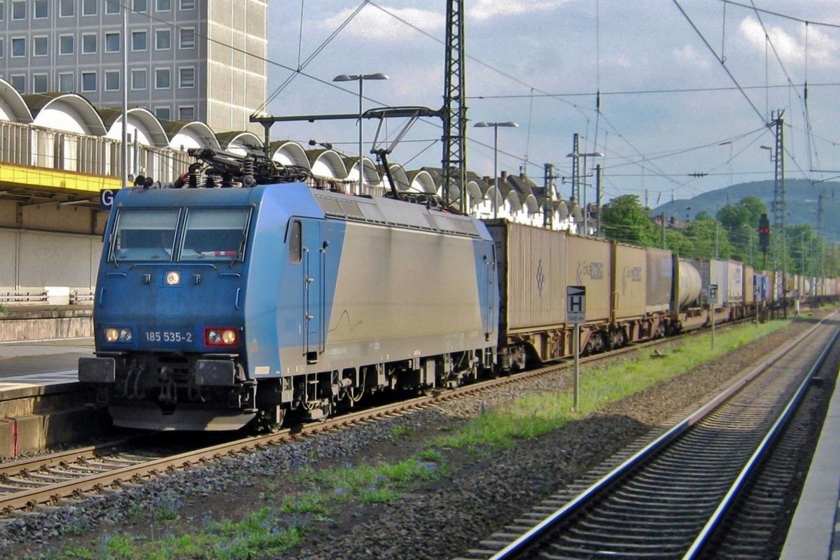 Am 21 September 2010 durchfahrt 185 532 mit ein KLV Koblenz Hbf.