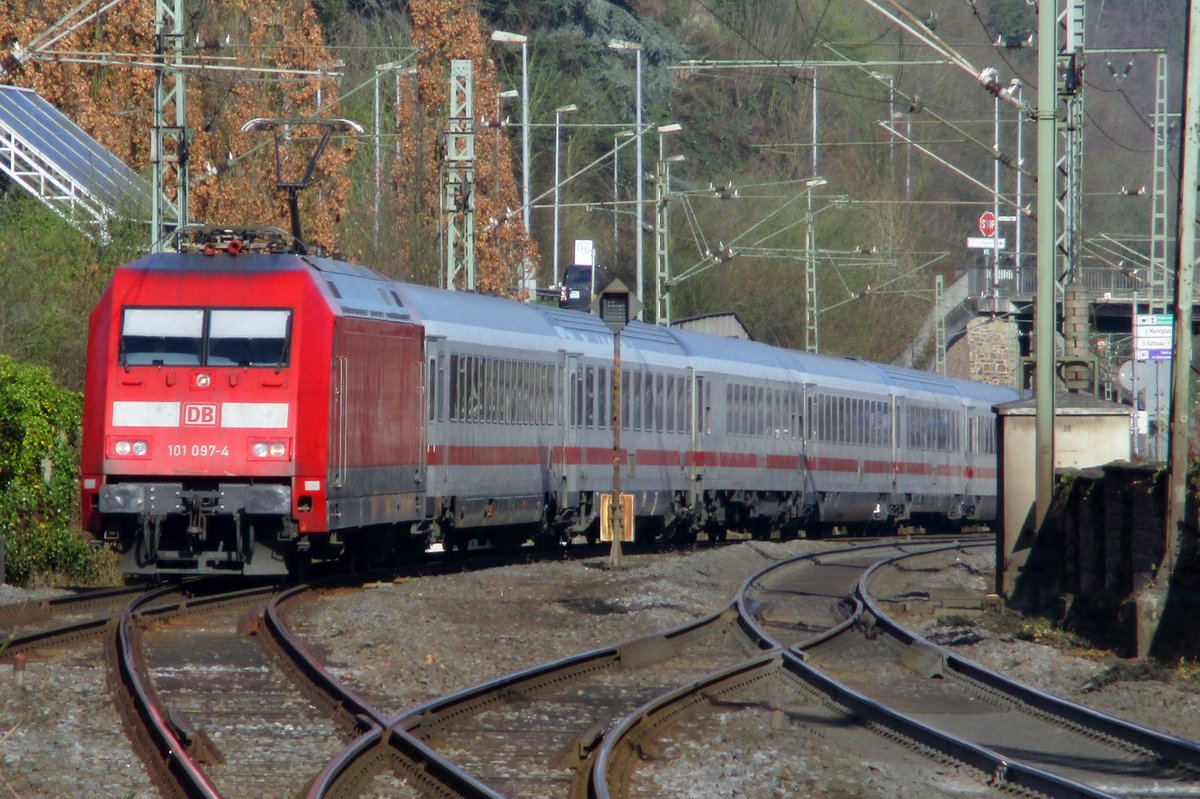 Am 22 März 2017 treft 101 097 mit deren IC nach Karlsruhe in Remagen ein.