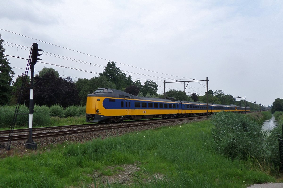 Am 23 Juli 2016 passiert Koploper 4201 Dortdrecht Zuid.