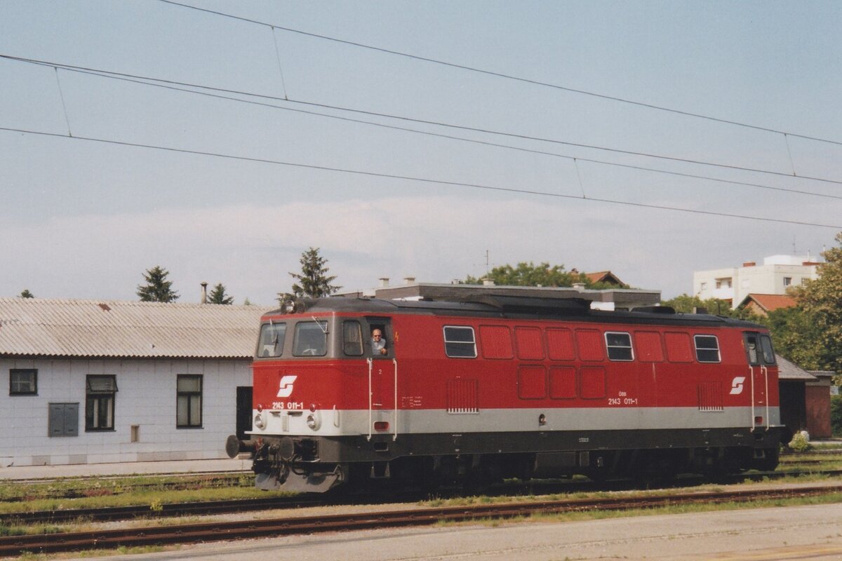 Am 23 Mai 2002 macht ÖBB 2143 011 pause in Bruck-an-der-Leitha.