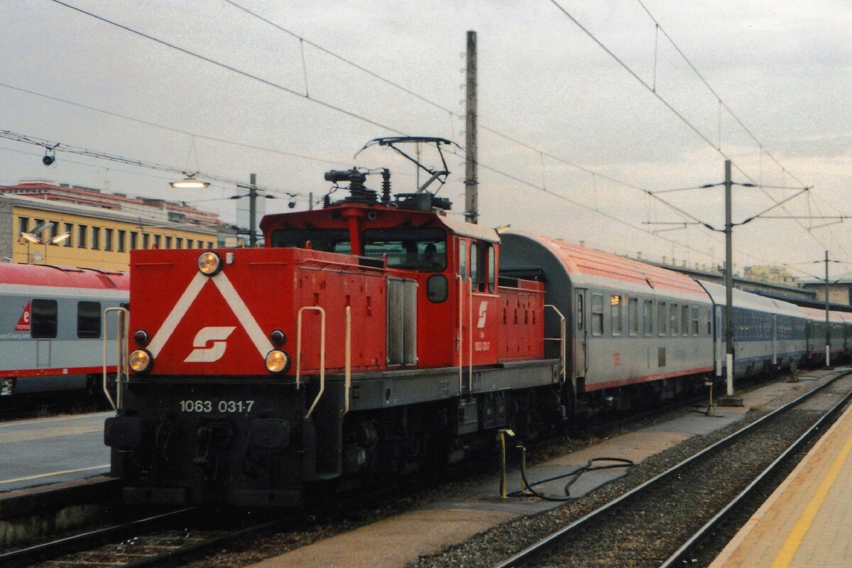 Am 23 Mai 2008 rangiert 1063 031 in Wien Westbahnhof.