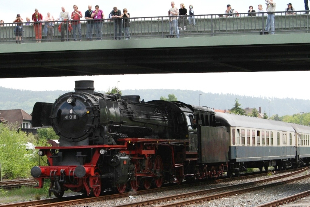 Am 23 Mai 2010 treft 41 018  mit ein Sonderzug in Neuenmarkt-Wirsberg ein. 
