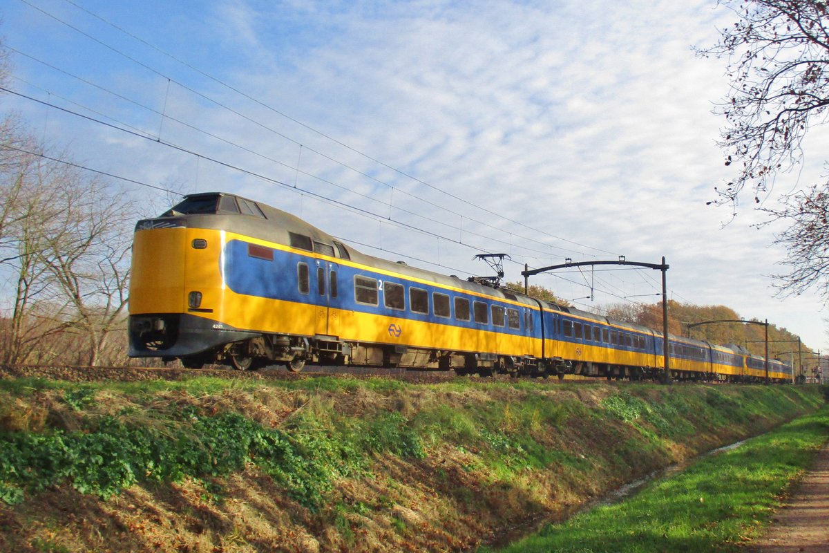 Am 23 November 2018 passiert NS 4245 Tilburg Oude Warande.
