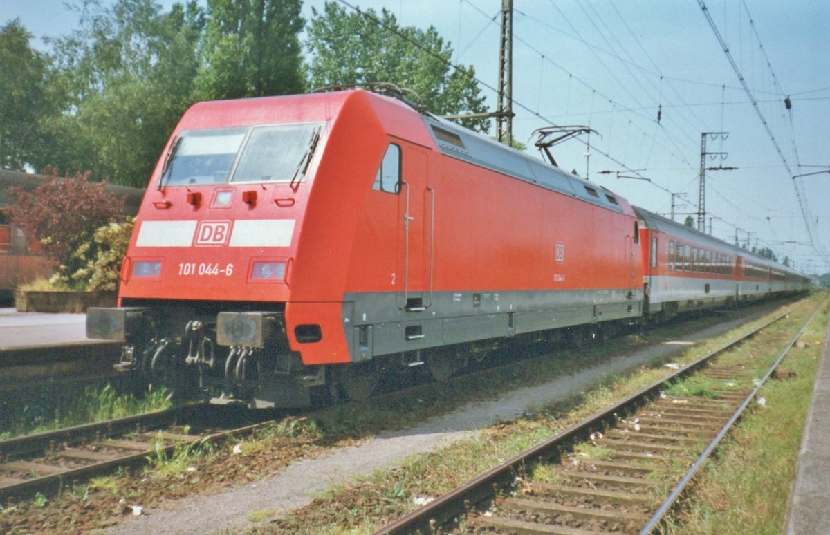 Am 24 Juni 1998 steht 101 044 samt EuroCity nach Köln in Emmerich. 