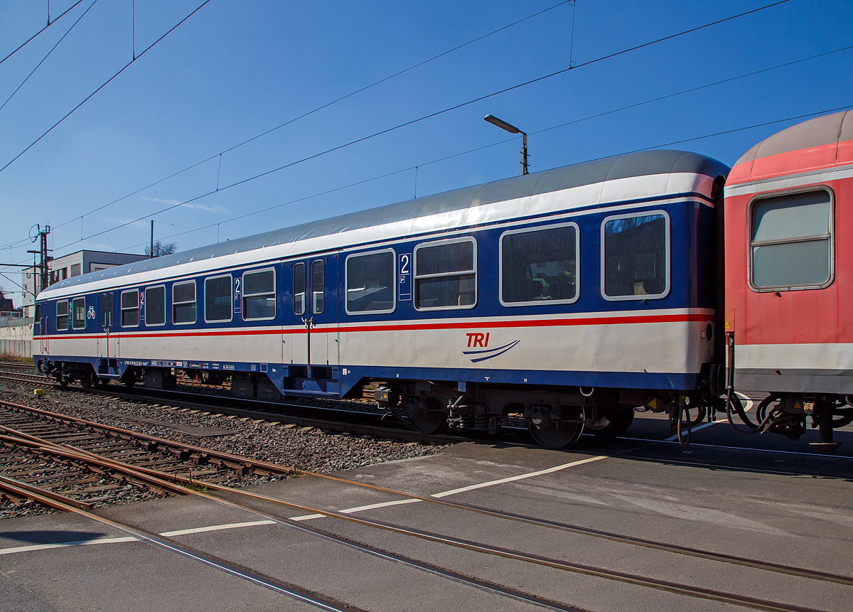 Am 24.03.2021 fährt ein National Express Personenzug durch Niederschelden, hier passiert er gerade den Bü 343 (Km 112,183 der Siegstrecke KBS 460). Am Zugschluss der National Express 2.Klasse Nahverkehrs-Steuerwagen mit Wittenberger Kopf und Mehrzweckraum, D-TRAIN 50 80 80-35 190-3 der Gattung Bnrdzf 483.1 (ex BDnrzf 740.2) der TRI Train Rental GmbH.  
Der Wagen wurde 2003 vom AW Werk Delitzsch gebaut.

Die aus scheibengebremsten Steuerwagen der Bauart BDnrzf 739 und 740 umgebauten und mit einem Wittenberger Kopf ausgestatteten Wagen werden überwiegend als Bnrdzf 483 bezeichnet. 
Die bisher verwendeten Führerstände konnten nur entweder mit Diesel- oder Elektroloks eingesetzt werden. Um den Steuerwagen für die jeweils andere Traktionsart nutzbar zu machen, ist ein mehrstündiger Umbau des Führertisches erforderlich. Aus diesem Grund wurde Anfang der 1990er Jahre vom RAW Wittenberge der Prototyp eines neuen modularen Führerstandes entwickelt. Zum Einsatz kommt ein aus GFK vorgefertigtes Wagenkasten-Segment, in dem der mit der Baureihe 111 eingeführte DB-Einheitsführerstand installiert ist. Der Führerraum ist geräumig und übersichtlich gestaltet, zudem hat er seitliche Türen und eine verglaste Rückwand mit Dreh- oder Schiebetür, durch die der Blick vom Fahrgastraum nach vorne auf die Strecke möglich ist. Auf der technischen Seite wurde eine rechnergestützte Steuerung installiert, die den Betrieb sowohl mit der konventionellen Wendezugsteuerung als auch mit der neuen zeitmultiplexen Wendezugsteuerung, sowohl mit Diesel- als auch mit Elektrolokomotiven ermöglicht. Die Betriebsart wird lediglich umgeschaltet, es sind keine Umrüstungen mehr erforderlich. 

Die Wagen werden als „Wittenberger Kopf“ oder „Wittenberge-Steuerwagen“ bzw. „Wittenberger Steuerwagen“ bezeichnet.

TECHNISCHE DATEN des Bnrdzf 483.1 : 
Spurweite: 1.435 mm
Länge über Puffer:  26.400 mm
Wagenkastenlänge:  25.800 mm
Wagenkastenbreite:  2.825 mm
Höhe über Schienenoberkante: 4.050 mm
Drehzapfenabstand: 19.000 mm
Achsstand im Drehgestell:  2.500 mm
Drehgestell Bauart:  Minden-Deutz 432
Leergewicht:  32 t
Höchstgeschwindigkeit:  140 km/h
Bremsbauart: KE-GPR-A -mZ (D) [ep|NBÜ]
Sitzplätze:  76 in der 2. Klasse
Abteile: 2 Großräume 2. Klasse, 1 Mehrzweckraum 
Baujahre: 1995 bis 1995
Bemerkungen: uneingeschränkt dieselloktauglich