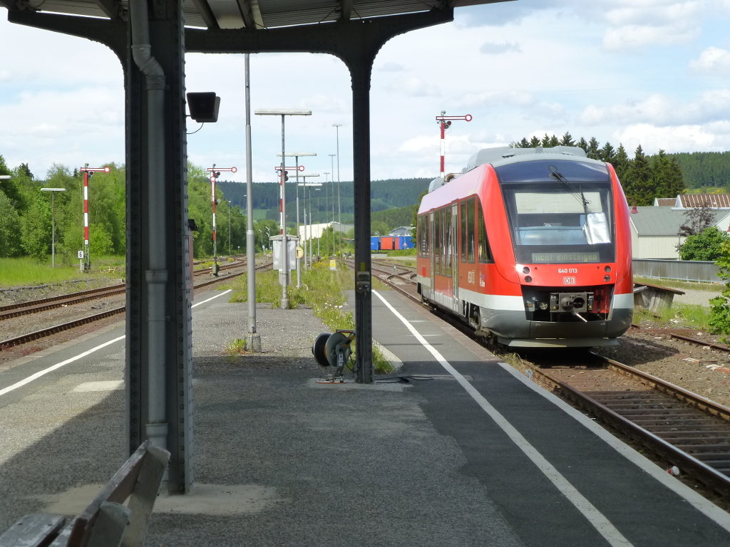 Am 25. Mai '14 steht 640 013 in Erndtebrck auf einem nicht regulr genutzten Bahnsteiggleis.