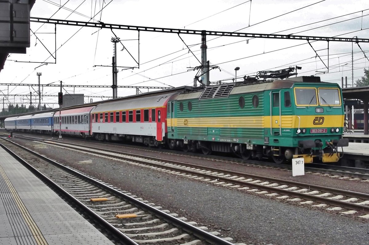 Am 25 Mai 2015 verlässt 163 091 mit ein EC nach Bratislava Kolín.