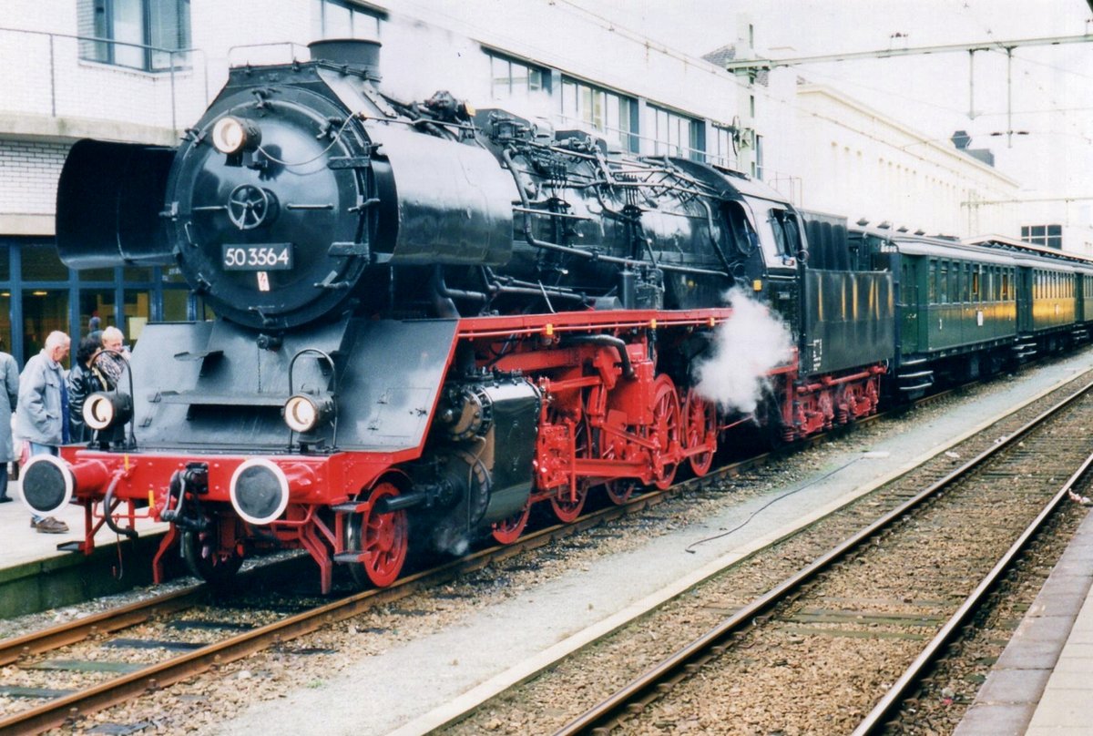 Am 25 November 1999 steht VSM 50 3564 mit ein Sonderzug in Alkmaar. 