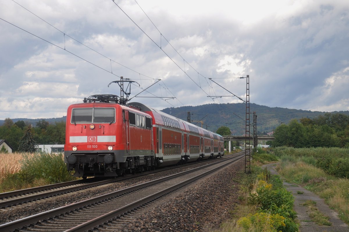 Am 25.08.2018 hatte 111 100 die Ehre, den damals letzten noch mit Doppelstockwagen befahrenden RE60 (4659) nach Mannheim Hbf zu ziehen und durchfährt Weinheim-Lützelsachsen. Es dauerte noch einen Tag bis diese Garnitur schließlich auch ersetzt wurde.