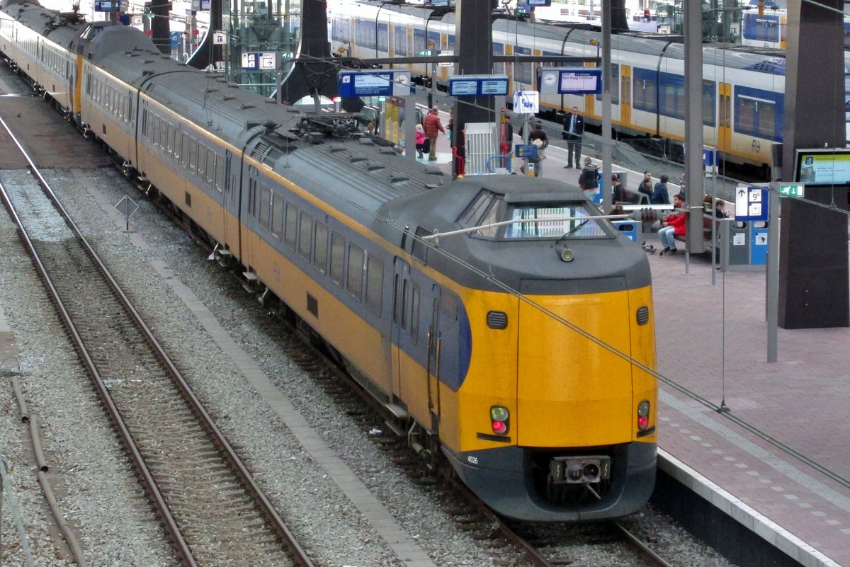 Am 26 März 2017 steht NS 4026 in Rotterdam.