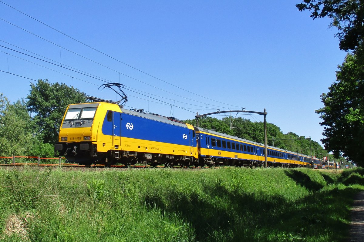 Am 26 Mai 2017 passiert 186 030 Tilburg Oude Warande.