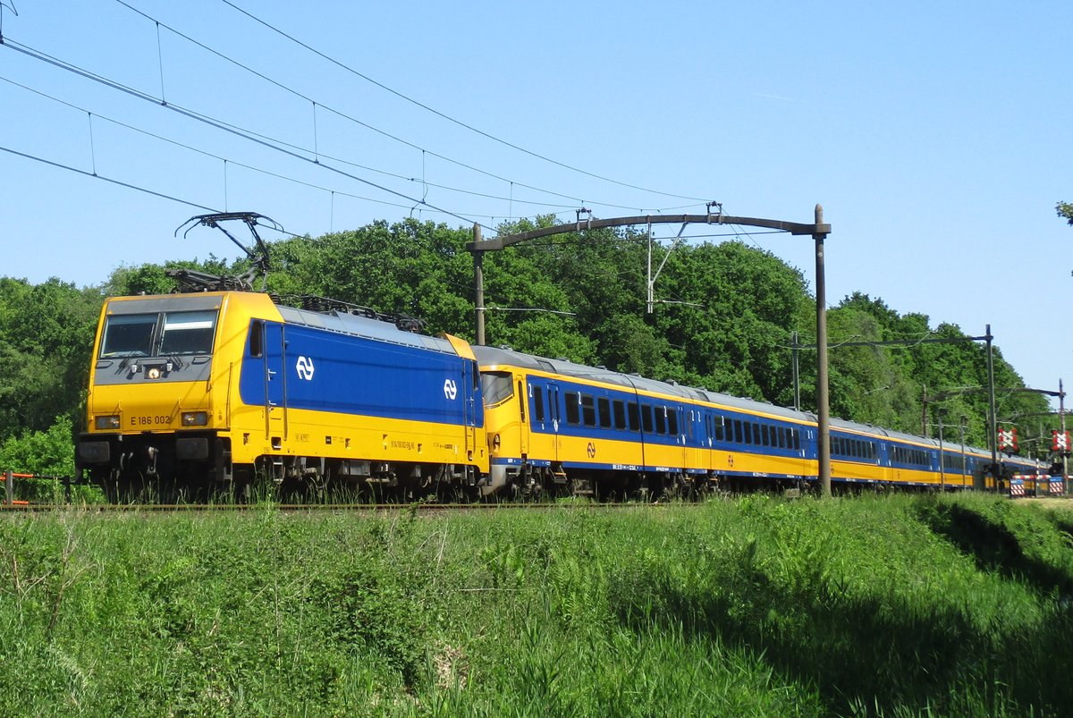 Am 26 Mai 2017 passiert 186 002 mit ein IC nach Rotterdam Tilburg Oude Warande.