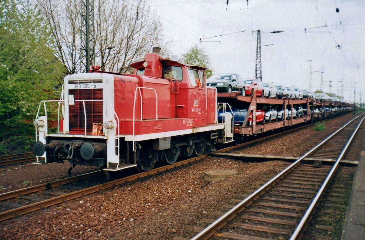 Am 27 Juli 1998 durchfahrt DB 360 330 Gelsenkirchen Hbf.
