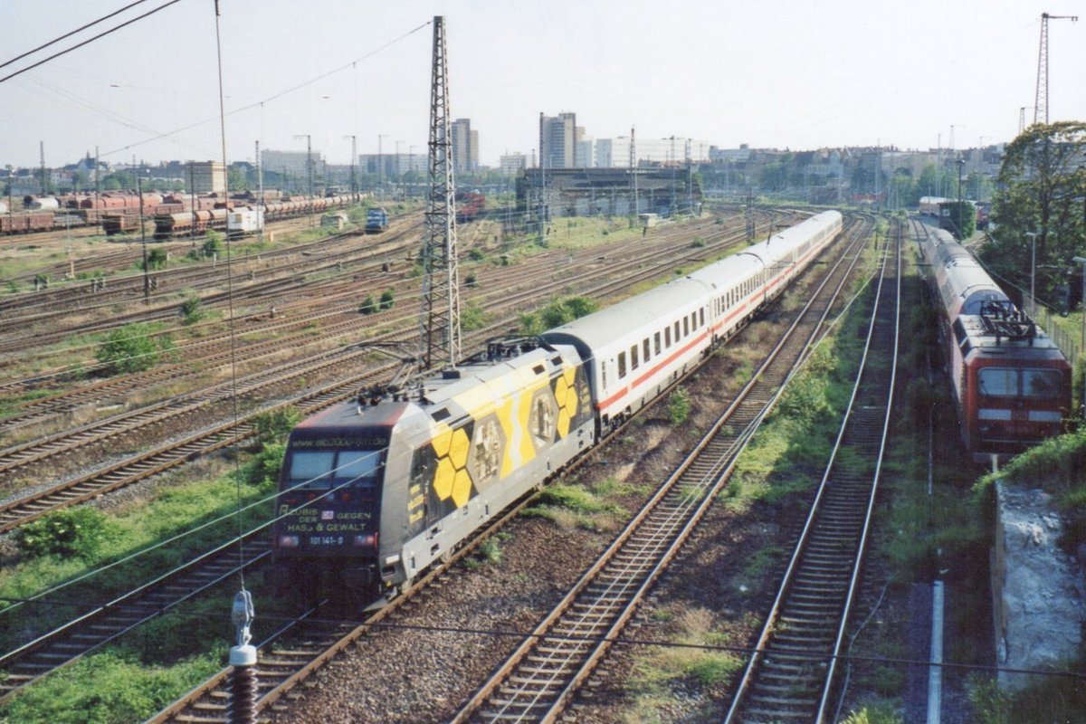 Am 27 Mai 2007 passiert Werbelok 101 141 mit deren IC nach Leipzig Halle Gbf; das Bild wurde vom die Berliner Brücke aufgenommen.