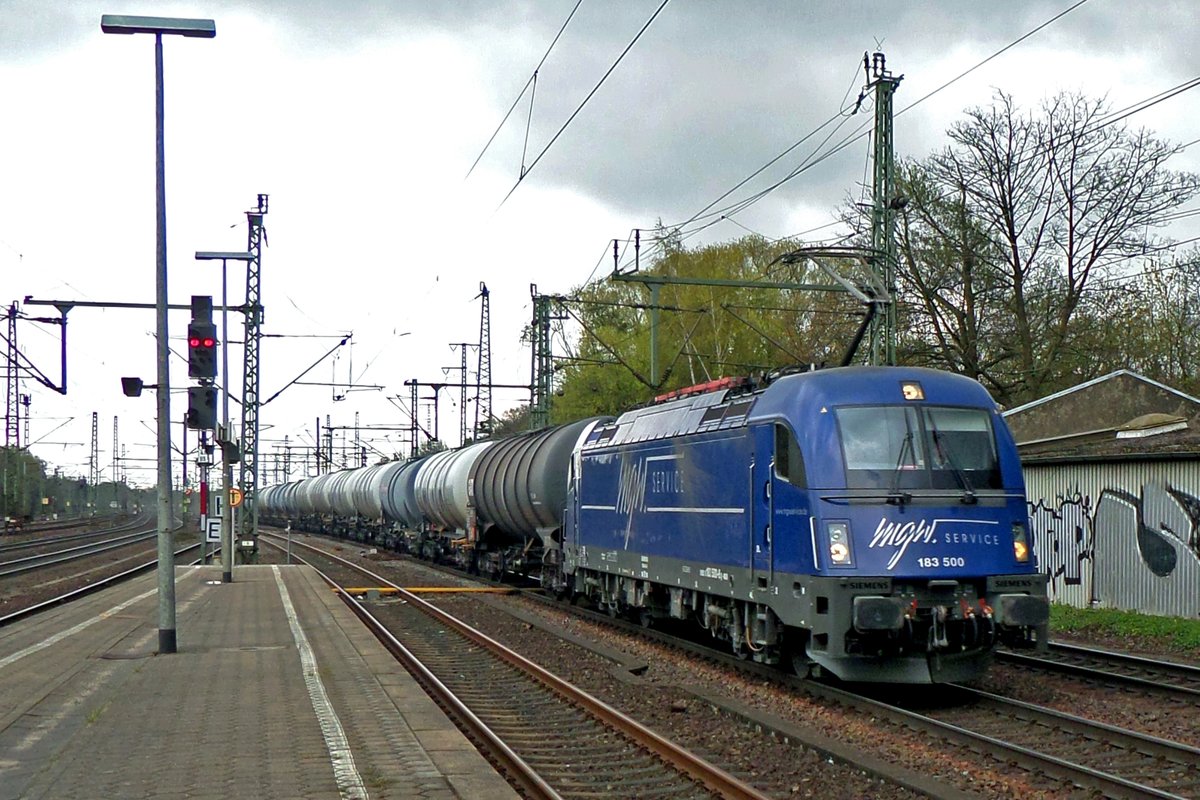 Am 28 April 2016 schleppt mgw 183 500 ein Kesselwagenzug durch Hamburg-Harburg.