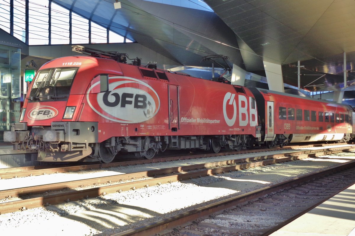 Am 29 Dezember 2016 grüsst die ÖFB der Fotograf mittels 1116 225 in Wien Hbf.