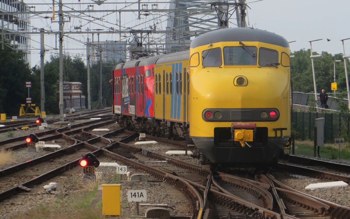 Am 29 Juni 2023 verlasst 2454CREW 904 als 2.Triebzug einer Sonderfahrt Nijmegen.
