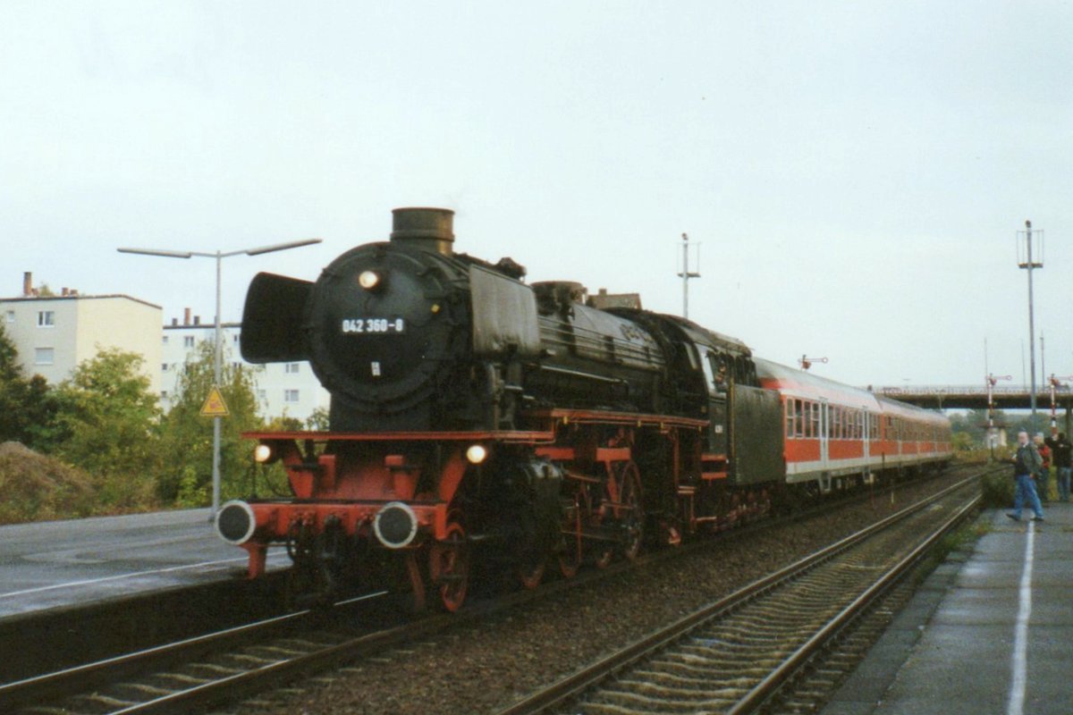 Am 29 September 2005 steht 042 360 mit ein Sonderzug in Winden (Pfalz). 