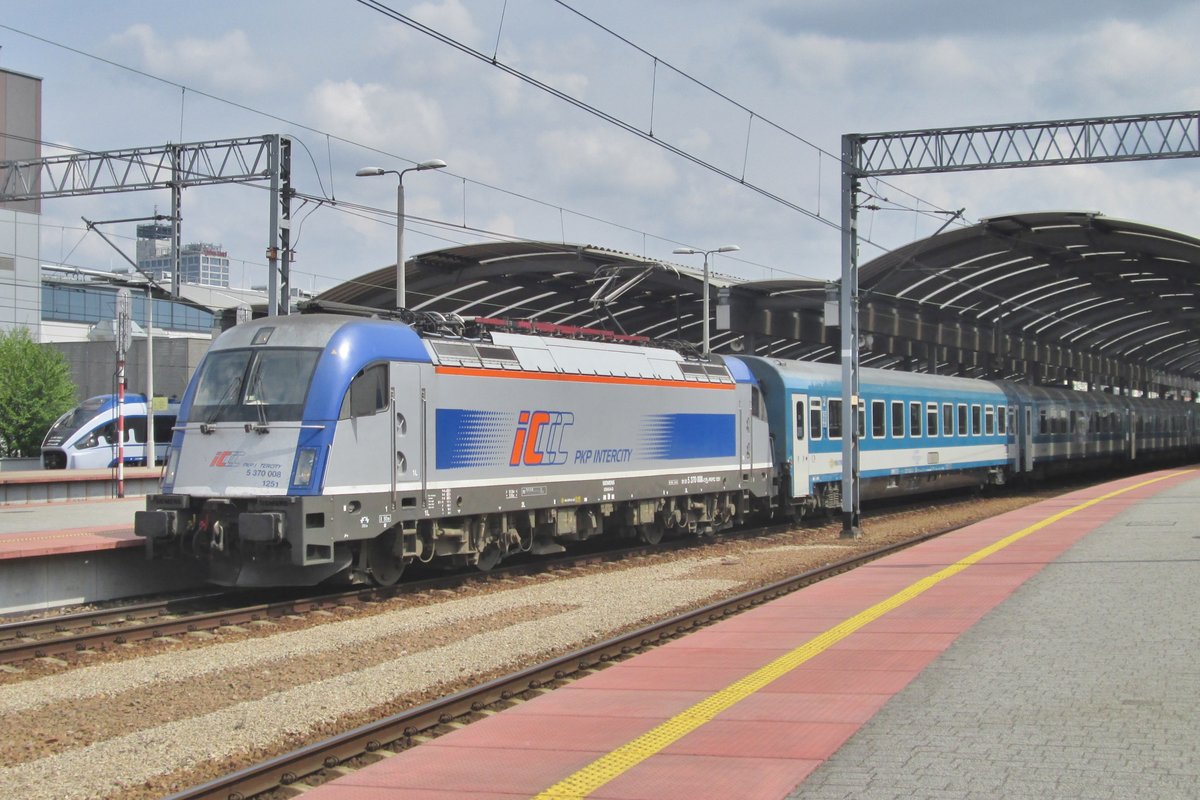 Am 3 Mai 2016 steht 370 008 under die Bahnsteighalle in Katowice.