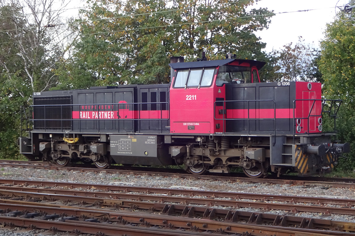 Am 3 Oktober 2019 steht IRP 2211 abgestellt in Nijmegen, nach den verkauf von 48 DM'90 Triebzge an FeroTrans fehlschlug. IRP 2211 hat die betroffene Triebzge innerhalb Nijmegen rangiert.