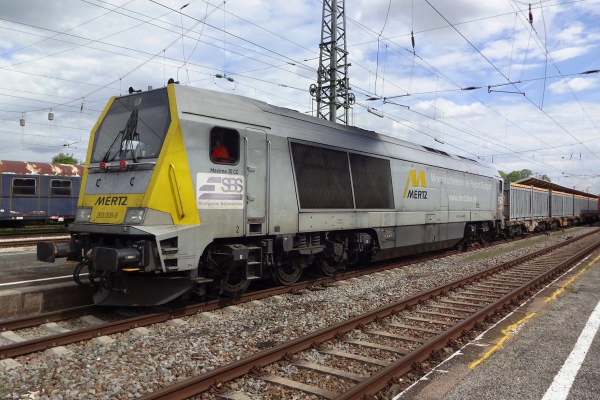Am 31 Mai 2019 steht Voith-Maxima 263 006 in Nördlingen. 