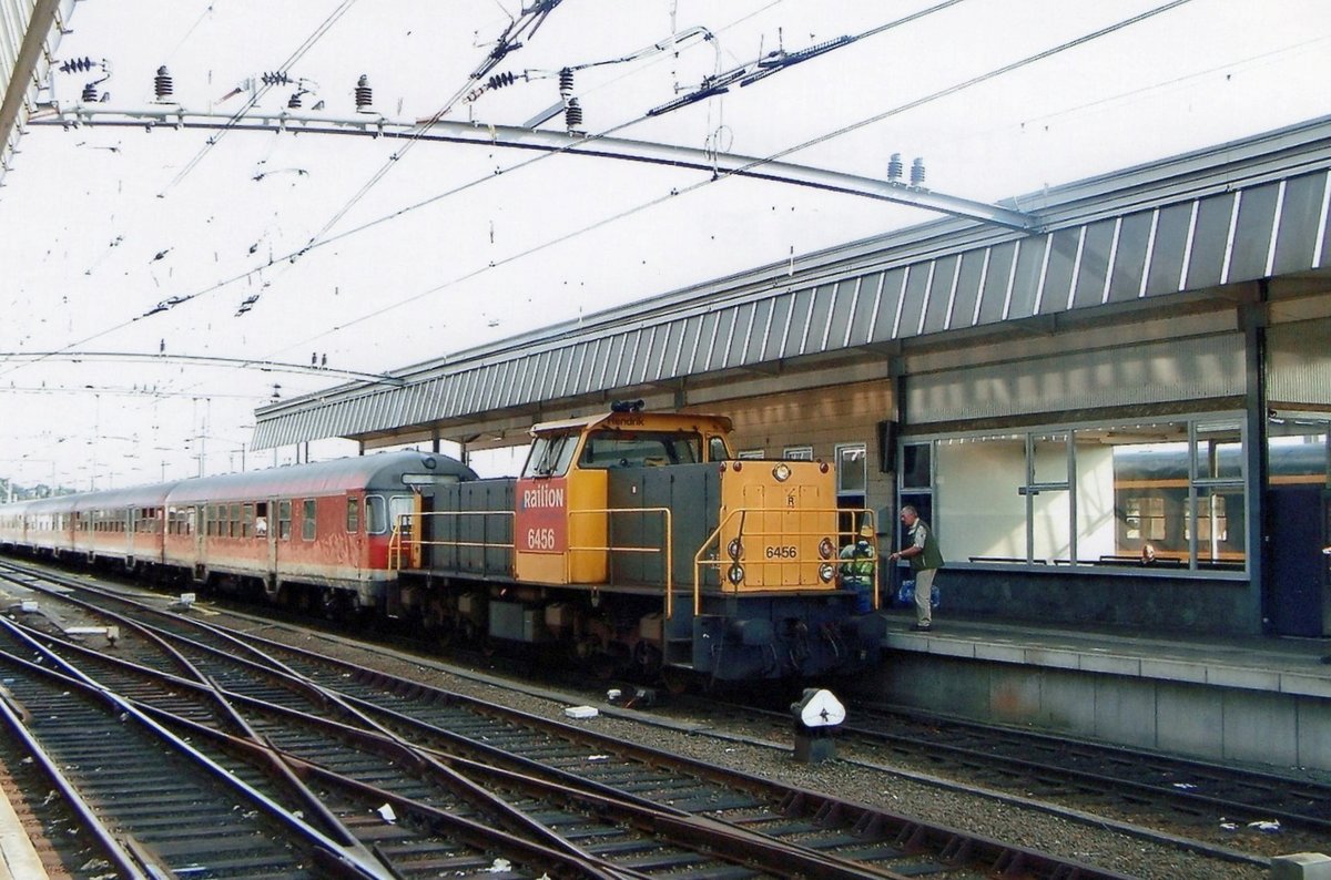 Am 4 Augustus 2008 rangiert 6456 DB-Regio-Wagen in Venlo.