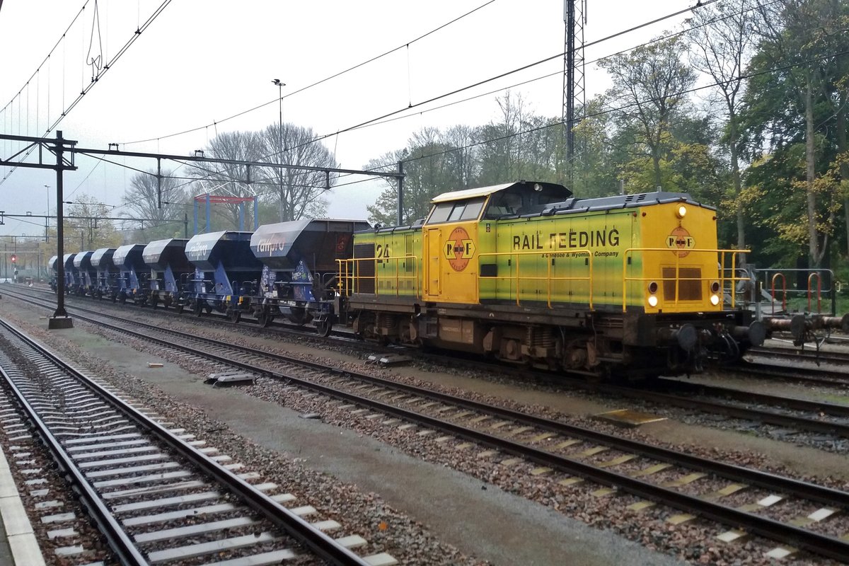 Am 4 November 2017 treft RRF 24 mit ein Glaisbauzug in verregneten Dordrecht Centraal ein.