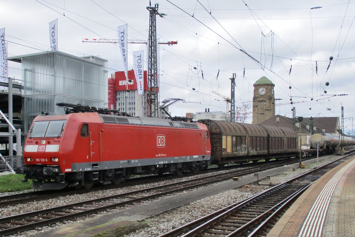 Am 5 Juni 2015 durchfahrt ein Mischguterzug mit 185 128 Basel Badischer Bahnhof.