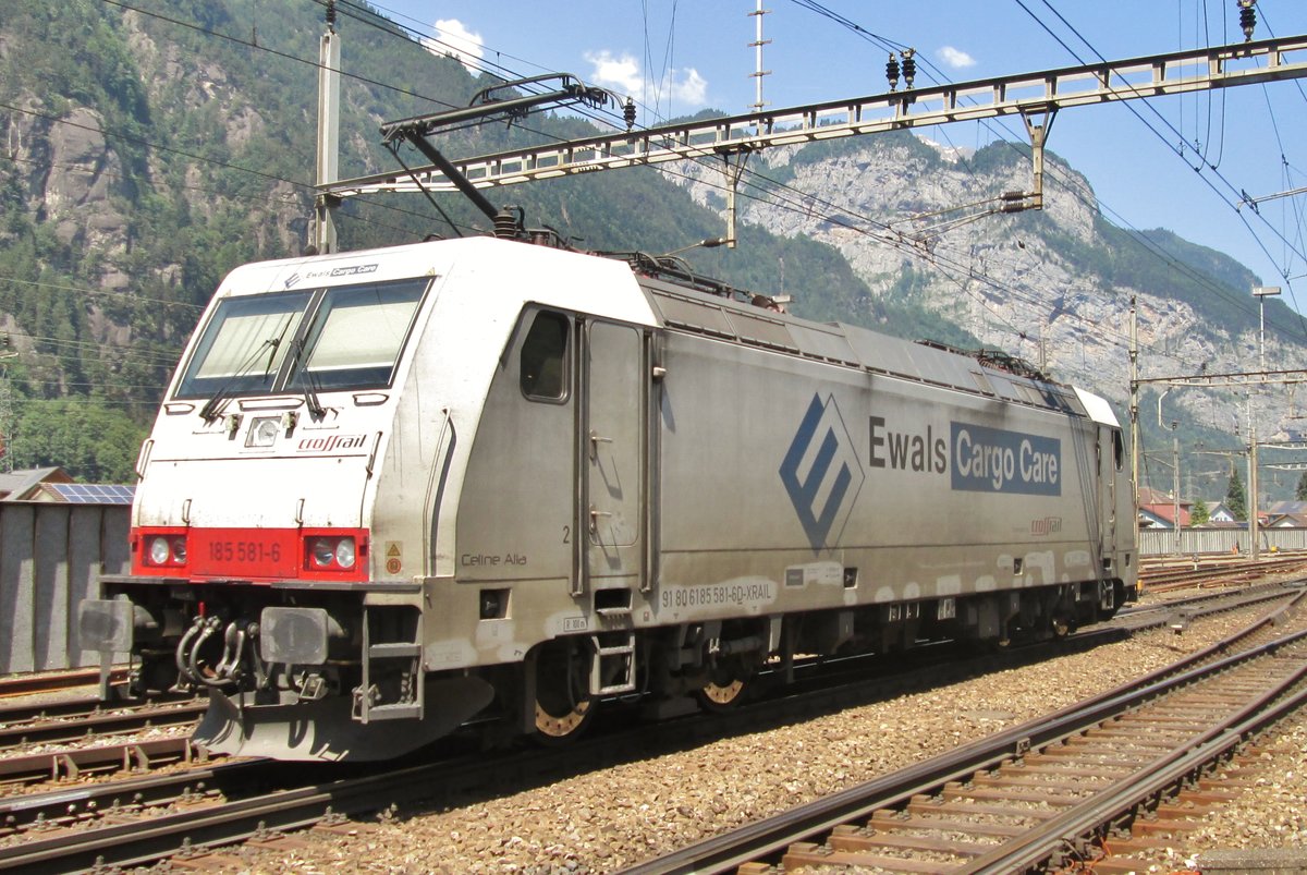 Am 5 Juni 2016 lauft Crossrail/Ewals 185 581 um in Erstfeld.