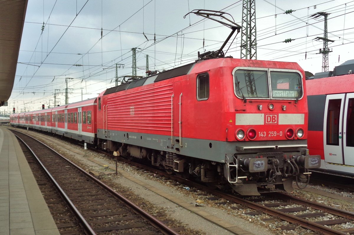 Am 6 September 2018 steht 143 259 mit ein S-Bahn in Nürnberg Hbf. 