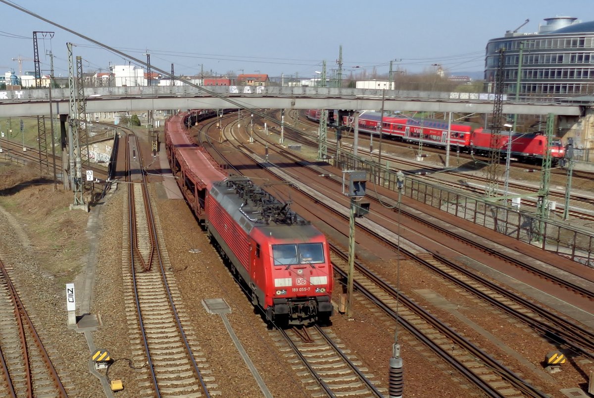 Am 7 April 2018 durchfahrt 189 055 mit deren LGAG Dresden Hbf. 