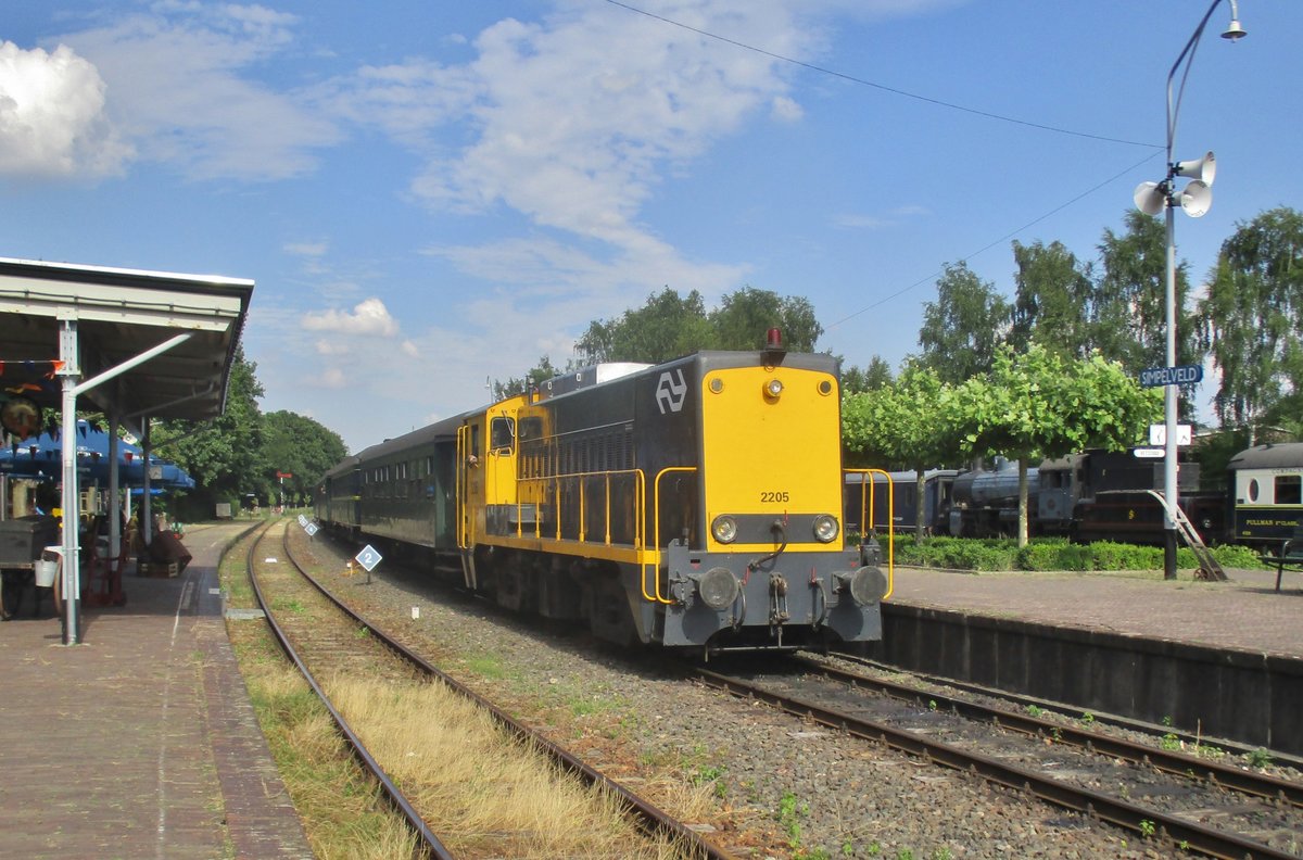 Am 8 Juli 2017 treft 2205 mit ein Pendelzug aus Kerkrade in Simpelveld ein während die ZLSM Dampftage.