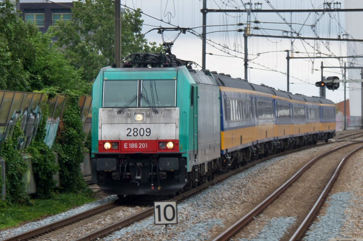 Am 9 JUli 2016 durcheilt 2809 mit ein IC nach Amsterdam Zwijndrecht.