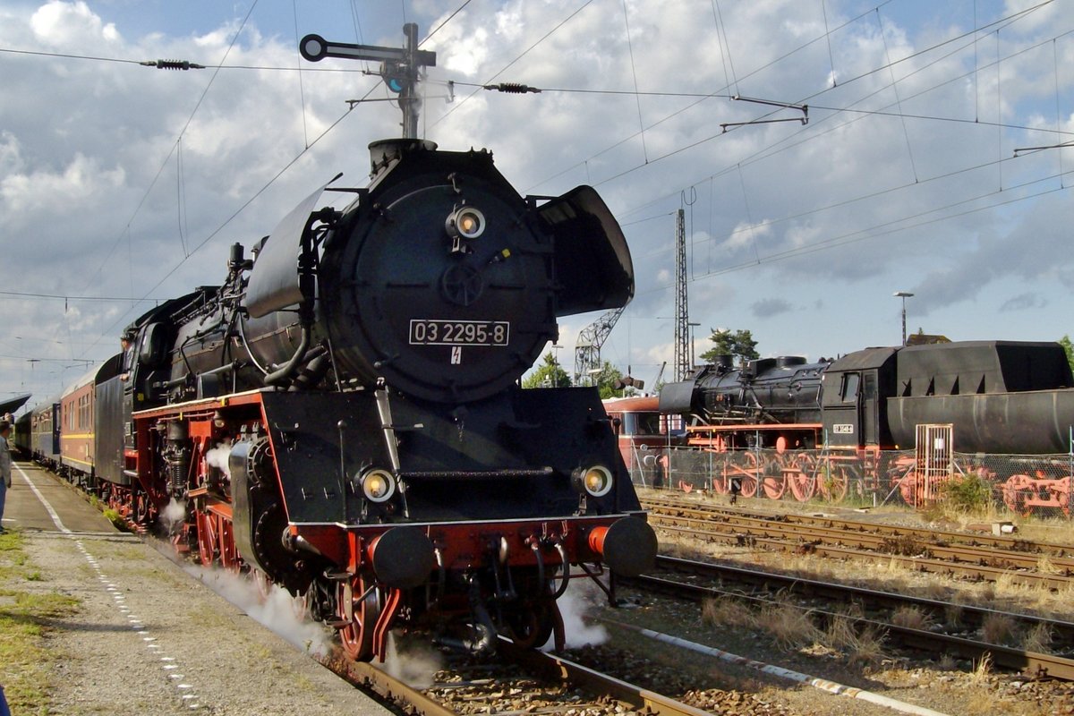 Am 9 Juni 2009 steht 03 2295 mit ein Sonderzug abfahrtbereit in Nördlingen. 
