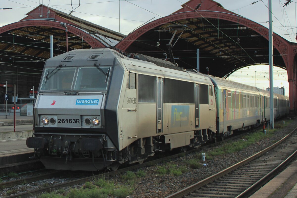 Am Abend von 12 Februar 2024 zieht 26163 der TER nach Paris Est aus STrasbourg aus. Wo die TGV STrasbourg-Paris in etwa eine Stünde schafft, benötigt der Lokgezogener etwa fünf Stünde für dieser Relation. 