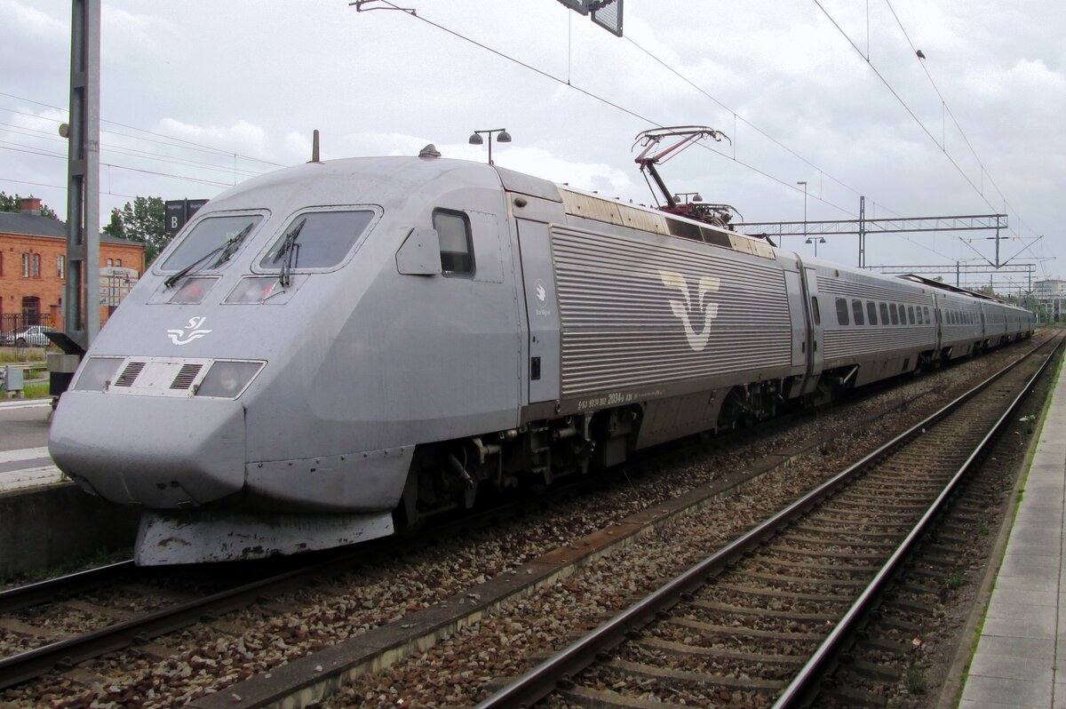 Am grauen 13 September 2015 steht der ebenso grauen X 2034 in Linköping abfahrtbereit.