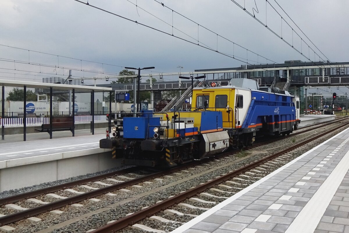 Am grauen Nachmittag von 4 Augustus 2021 töfft Volker rail 946 0691 Sherloc durch Lage Zwaluwe und inspektiert das Gleis zwischen Roosendaal und Rotterdam.