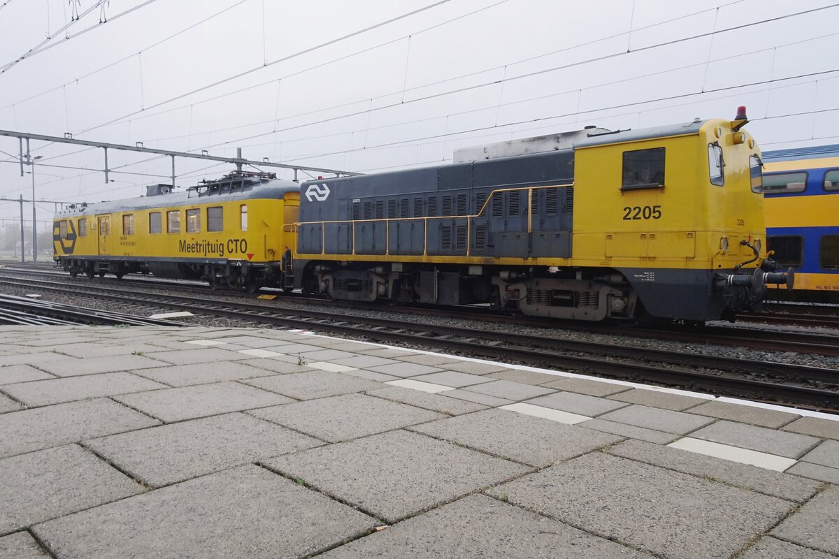 Am Morgen von 17 Dezember 2021 steht SHD 2205 mit ein Messwagen in Nijmegen.