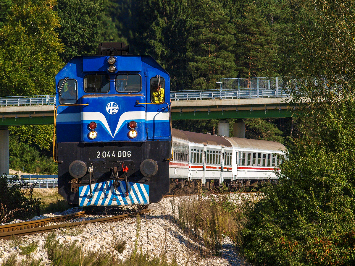 Am Nachmittag des 23.09.2015. war 2044 006 an der Spitze des Regionalzuges 3015 von Varazdin nach Zagreb, hier zu sehen kurz vor der Einfahrt in die Haltestelle Hum-Lug.