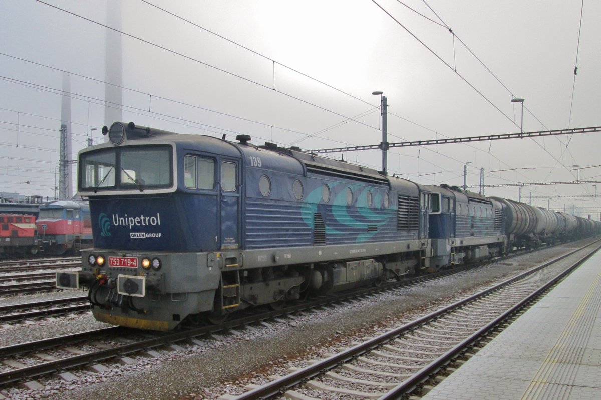 Am Sylvester 2016 treft ein Ölzug mit UniPetrol 753 719 in Breclav ein.