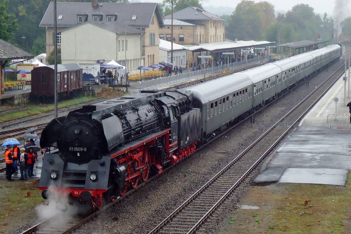 Am trüben 22 september 2014 wird 01 0509 vorbereitet auf die Heimfahrt nach Cottbus und steht in Neuenmarkt-Wirsberg.