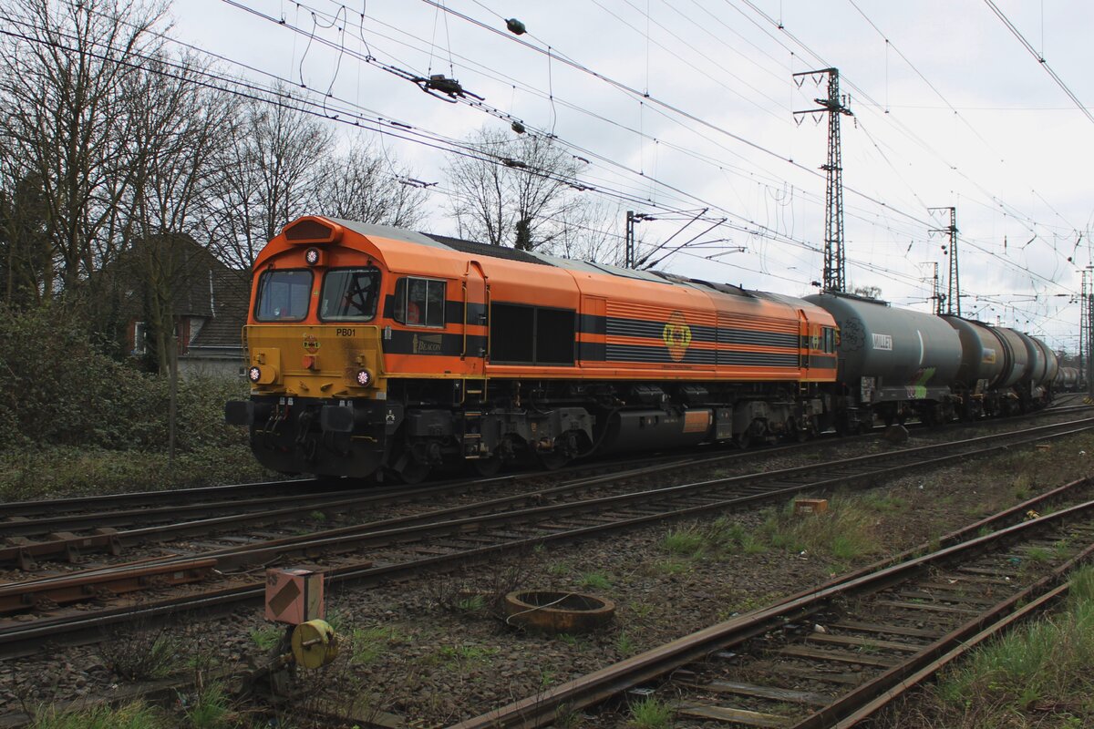 Am trüben Morgen von 14 März 2024 verlasst RRF PB01 mit ein Kesselwagenzug Emmerich auf den Weg in die Niederlande.