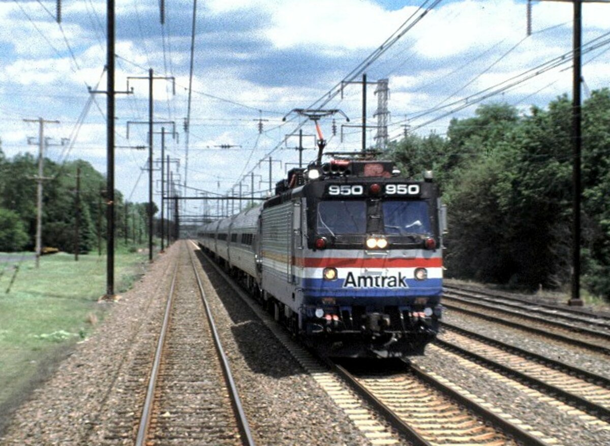 Amtrak AE M 7 No.950 (E60)  Elizabeth  bei Philadelphia fliegende berholung am 26.05.1999.