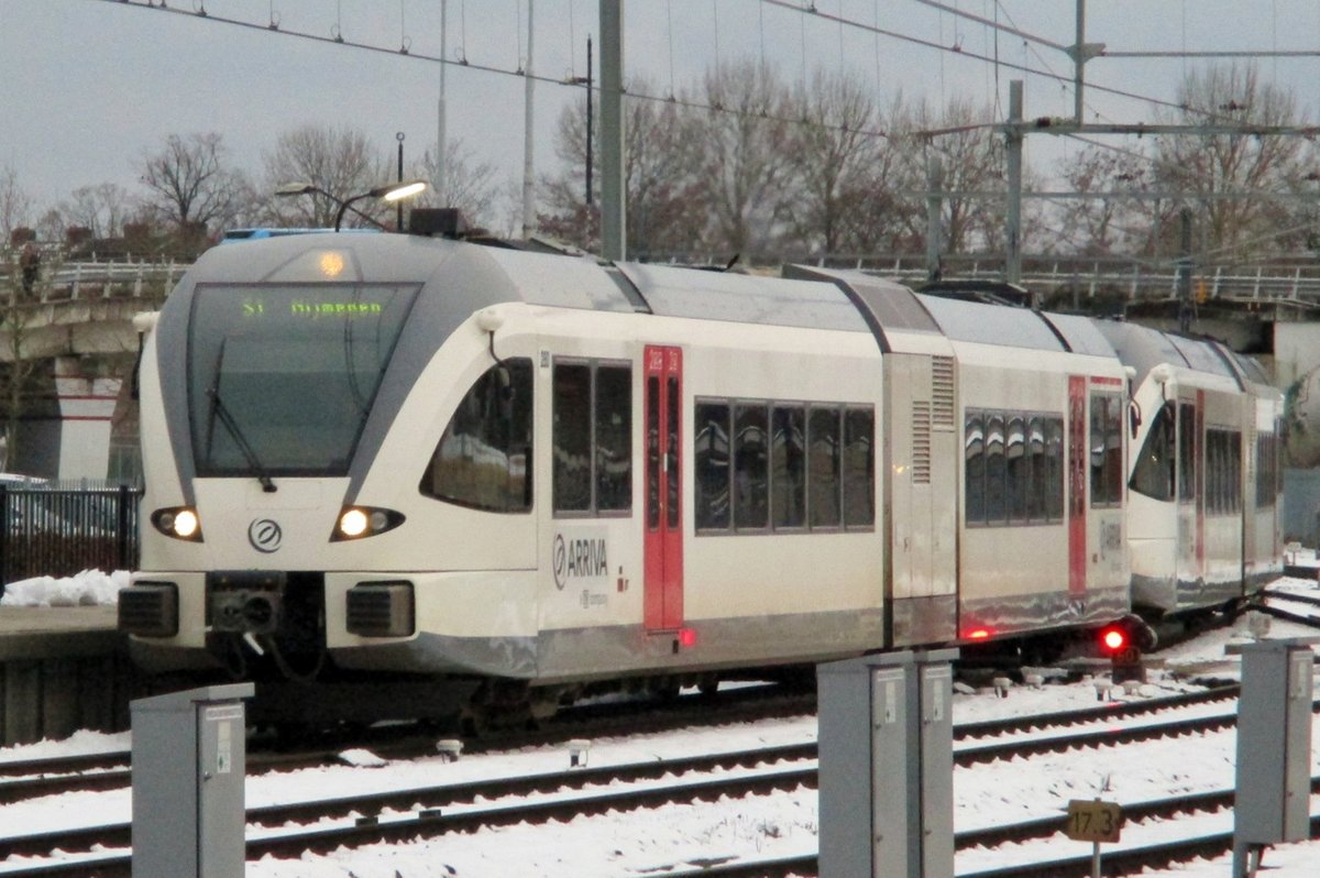 Arriva 280 treft in verschneeten Nijmegen ein am 13 Jänner 2017.