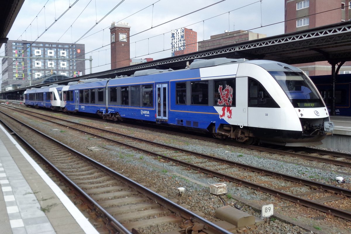 Arriva 32 steht am 13 Oktober 2017 in Nijmegen Centraal. Bis 2016 führ sie für Syntus.