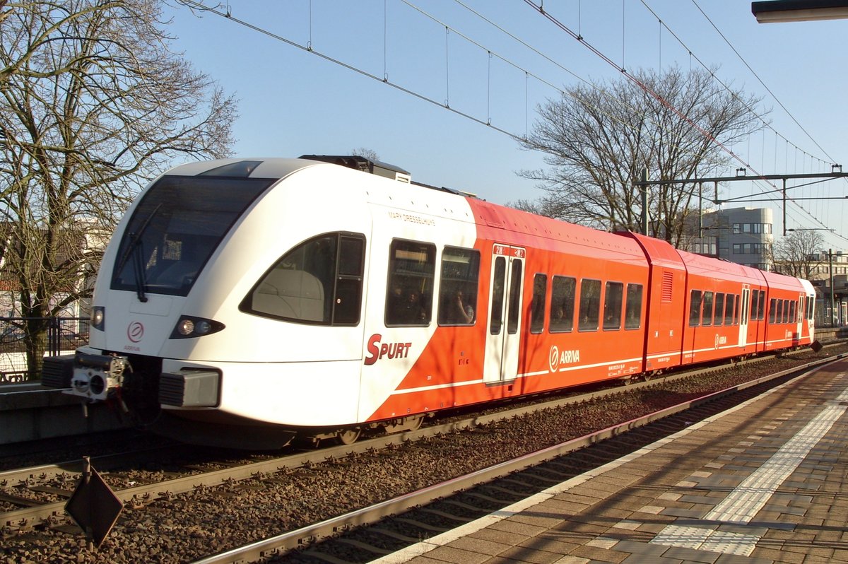 Arriva 371 hält am 8 Jänner 2016 in Arnhem-Velperpoort.