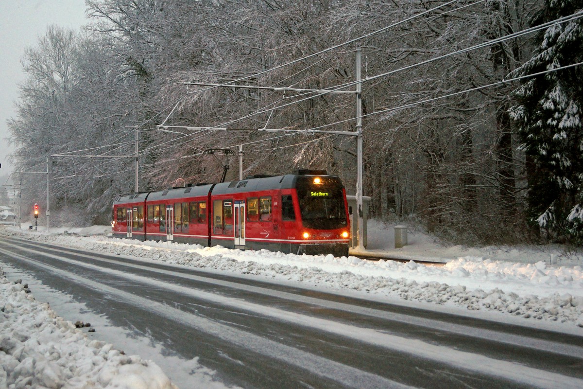 ASm: Aufnahmen dieser Art waren whrend dem diesjhrigen Winter in der Region Solothurn nur an wenigen Tagen mglich. Regionalzug Langenthal-Oensingen-Solothurn mit Be 4/8 113  STAR  auf der Station Bei den Weihern in Riedholz am 28. Dezember 2014.
Foto: Walter Ruetsch